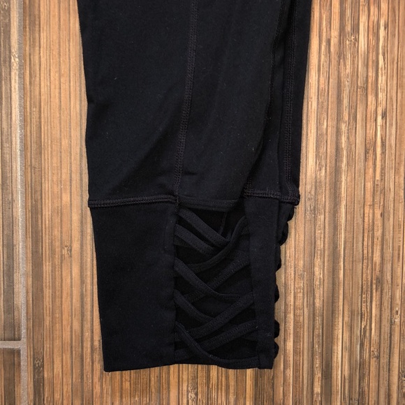 LIKE NEW ATHLETA CROPPED BLACK LEGGINGS SIZE SMALL - Picture 3 of 7